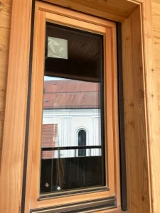 Geamuri din lemn stratificat vs. PVC