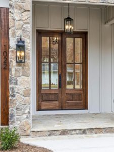 Lambriuri din lemn exterior pe fațadă de casă, primăvară, pregătite pentru tratament de protecție UV